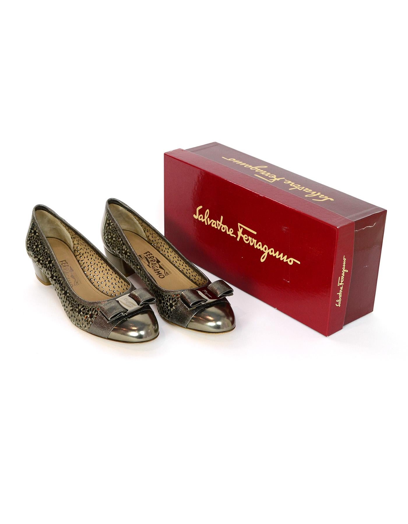 Salvatore Ferragamo Bronze Leather Laser Cut Out Side Cap Toe Shoes W/ Bow Sz 9C (Wide)

Made In: Italy
Color: Bronze
Hardware: Gunmetal
Materials: Leather and metal
Closure/Opening: Slide on
Overall Condition: Excellent pre-owned condition with