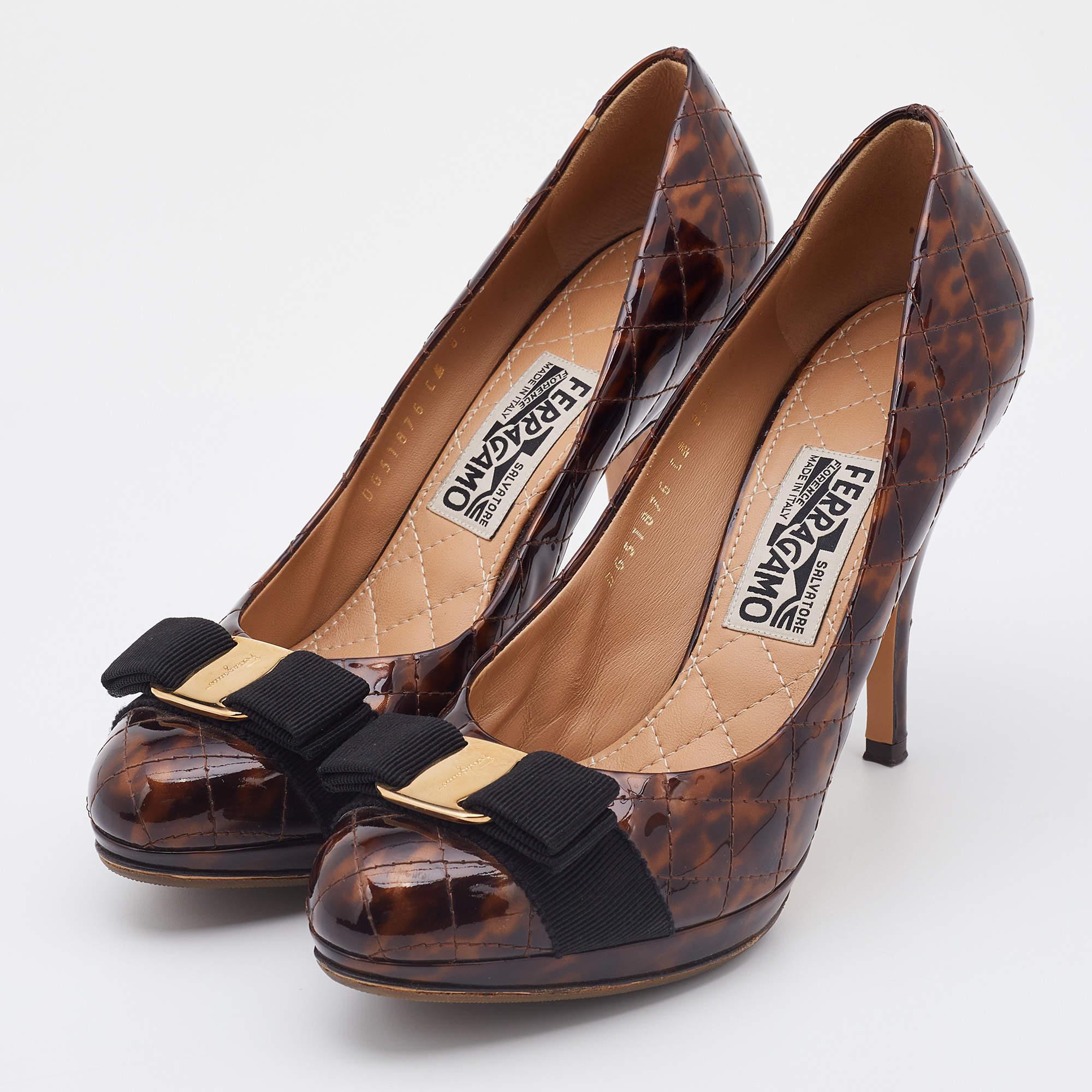 De tels escarpins vous aideront à marcher avec assurance et élégance. Confectionnés à partir de matériaux de haute qualité, ces escarpins sont montés sur des talons hauts. Associez-les à vos tenues formelles ou habillées.