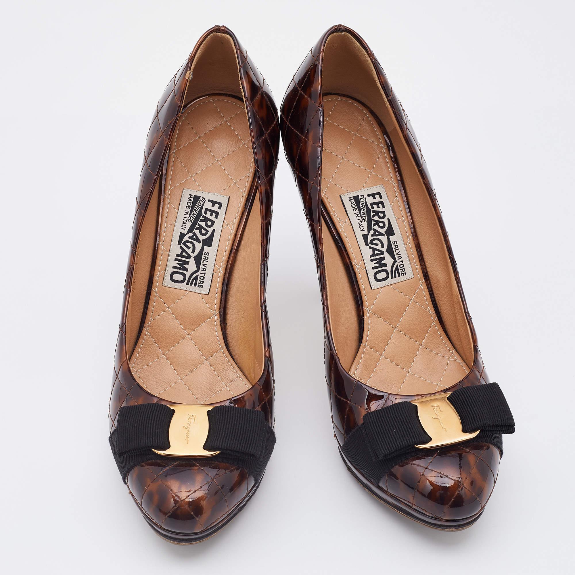 Salvatore Ferragamo Brown Animal Print Quilted Leather Vara Bow Pumps Size 38.5 Bon état à Dubai, Al Qouz 2