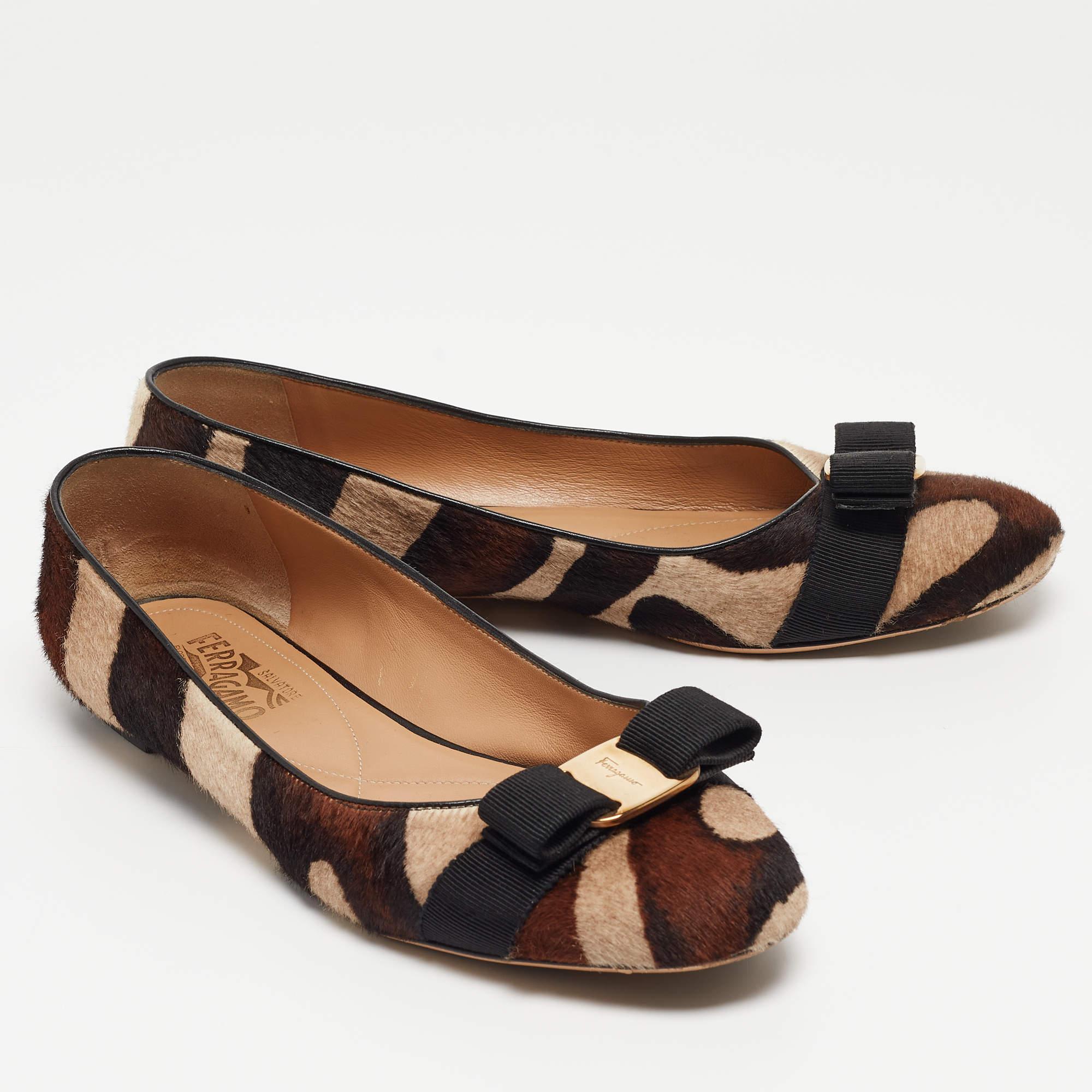 Salvatore Ferragamo Brown/Beige Printed Calf Hair Varina Ballet Flats Size 40 In Good Condition In Dubai, Al Qouz 2