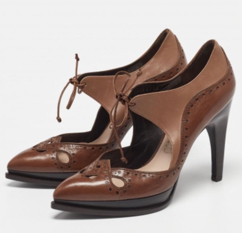 Des arcs courbes, un attrait féminin et une structure bien construite définissent cet ensemble d'escarpins design. Dotées de semelles intérieures confortables et de talons élégants, associez-les à vos tenues préférées.