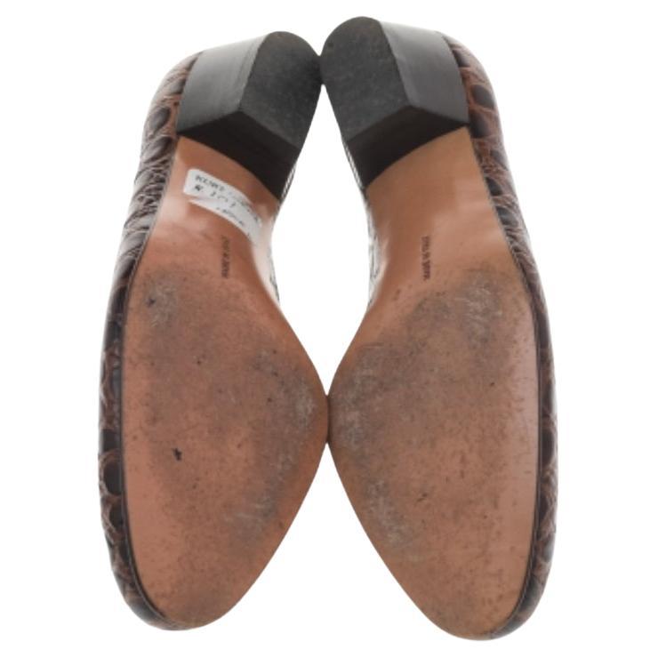 Ces escarpins de Salvatore Ferragamo rayonnent d'élégance et de grâce ! Elles sont confectionnées en cuir gaufré et présentent des orteils en amande. Elles arborent des accents dorés sur l'empeigne et sont dotées d'une confortable semelle intérieure
