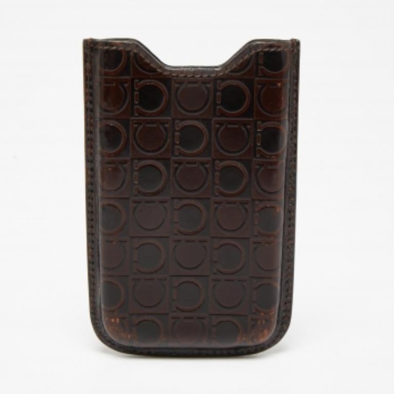 Salvatore Ferragamo Brown Gancio Embossed Glossy Leather Phone Cover In Good Condition For Sale In Dubai, Al Qouz 2