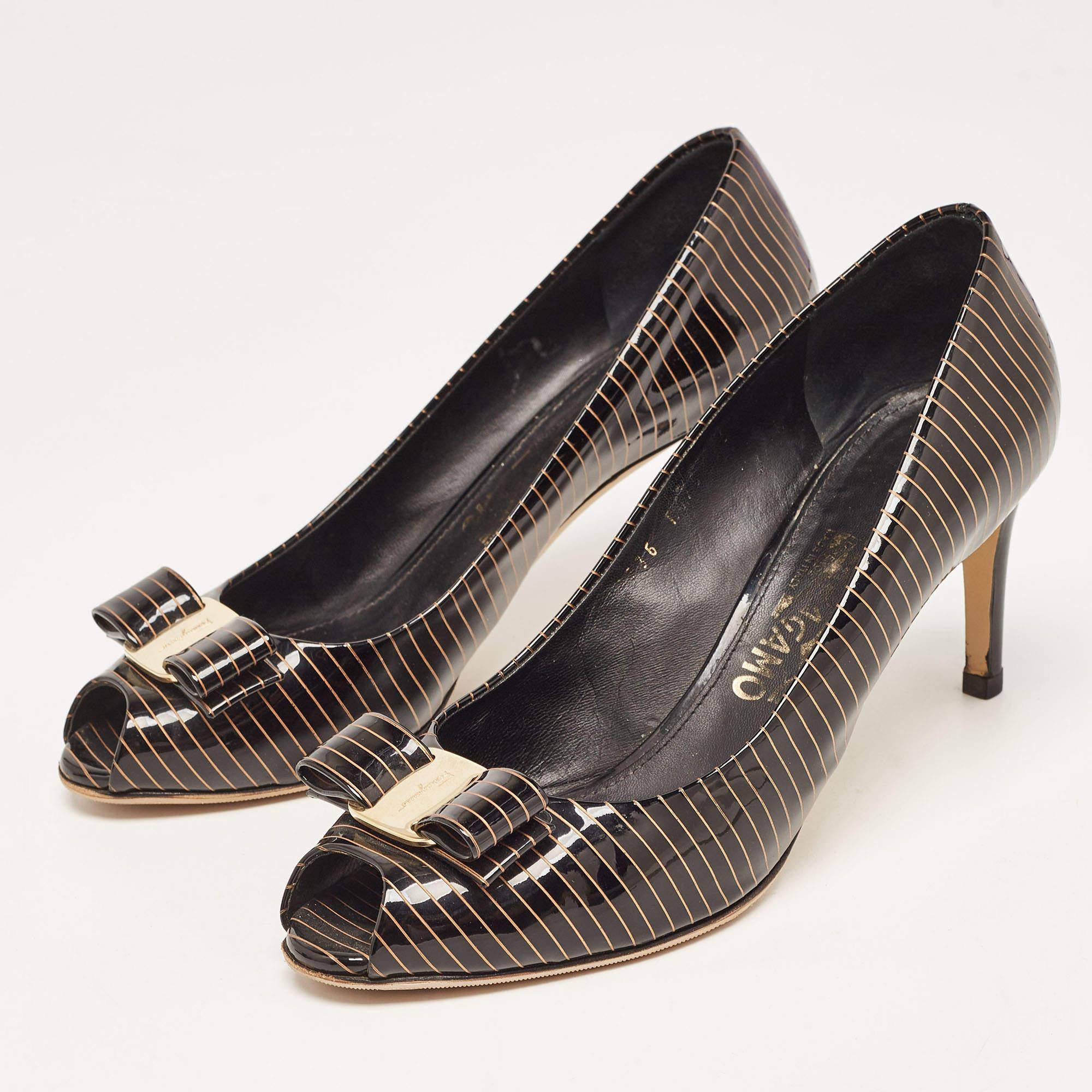 Haz una declaración de estilo chic con estos zapatos de salón de diseño. Presentan tacones robustos y suelas duraderas, ¡perfectos para tus salidas a la moda!