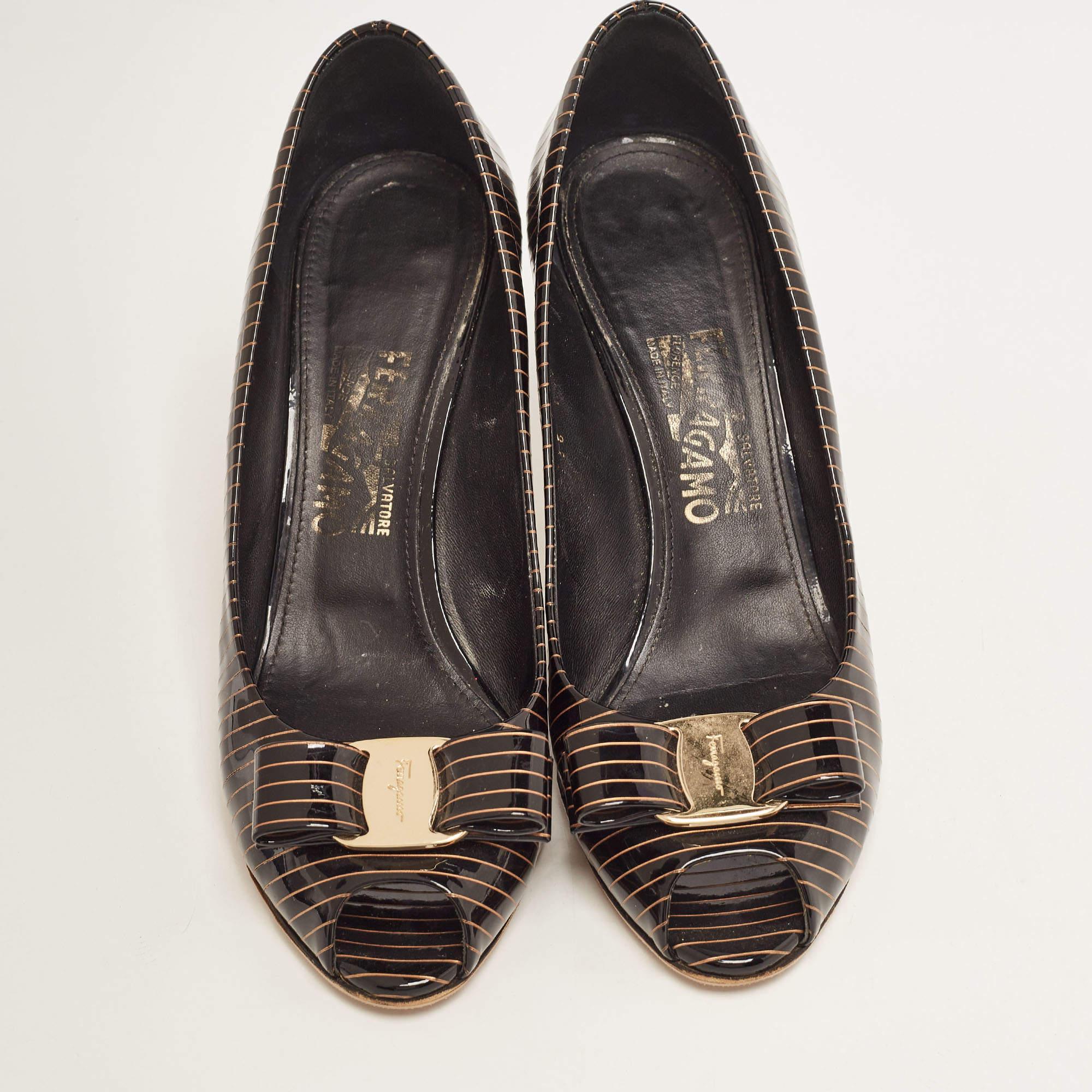 Salvatore Ferragamo Bombas de charol marrón/oro con lazo Vara Talla 39.5 Negro en venta
