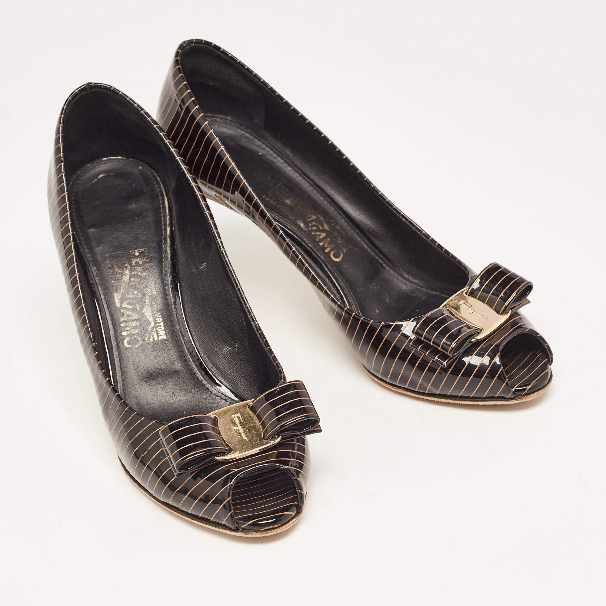 Salvatore Ferragamo Bombas de charol marrón/oro con lazo Vara Talla 39.5 en Bastante bueno estado para la venta en Dubai, Al Qouz 2