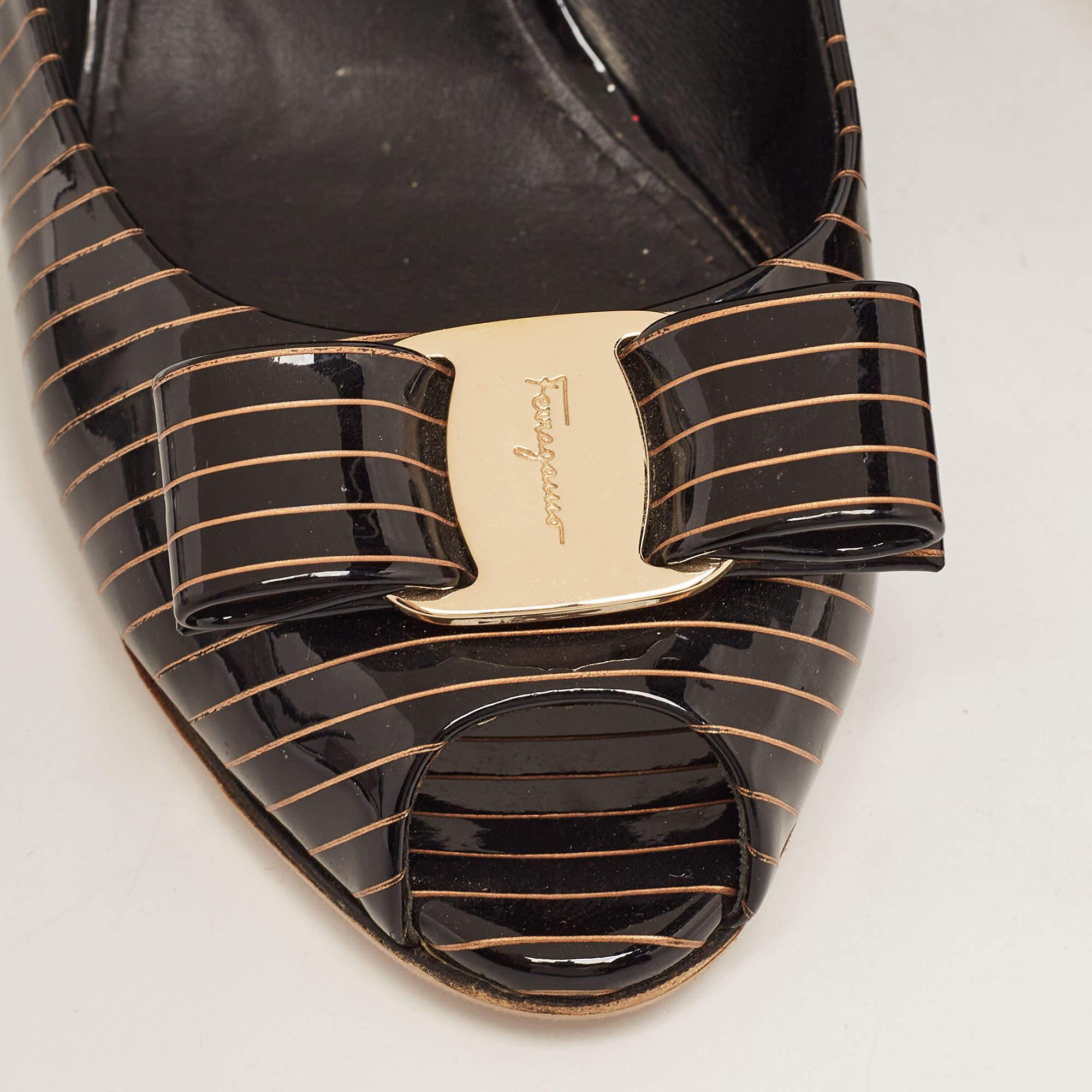 Salvatore Ferragamo Bombas de charol marrón/oro con lazo Vara Talla 39.5 en venta 2