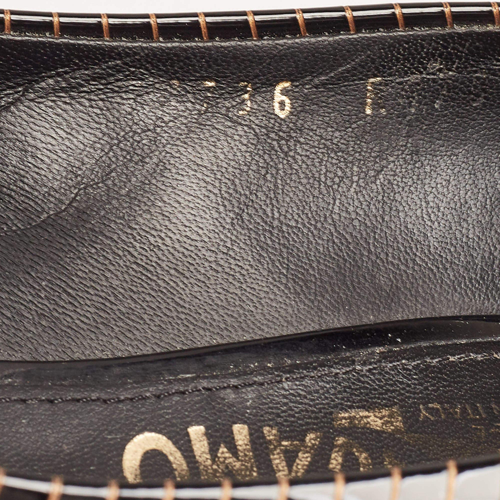 Salvatore Ferragamo Bombas de charol marrón/oro con lazo Vara Talla 39.5 en venta 3
