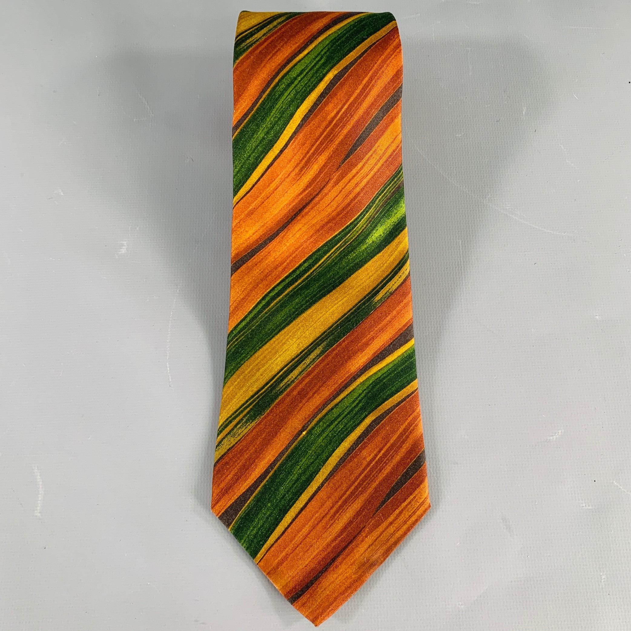SALVATORE FERRAGAMO
necktie in a brown and green silk featuring a diagonal stripe pattern. Made in Italy.Excellent Pre-Owned Condition. 

Measurements: 
  Width: 3.5 inches Length: 56 inches 
  
  
 
Sui Generis Reference: 134586
Category: Tie
More