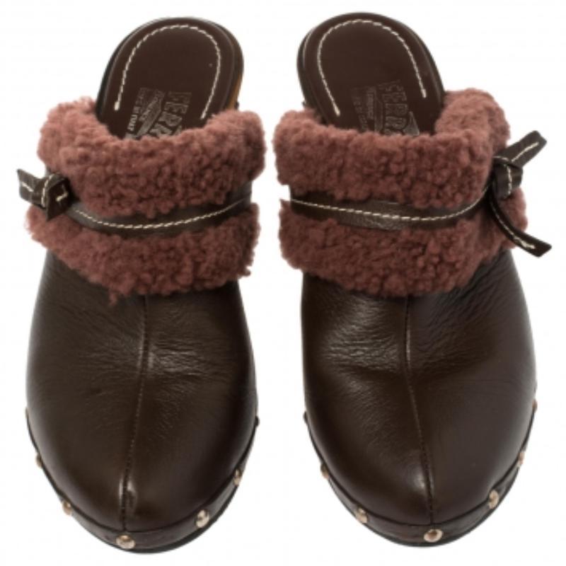 Salvatore Ferragamo Brown Leather And Faux Fur Studded Clog Mules Size 38.5 In Good Condition For Sale In Dubai, Al Qouz 2