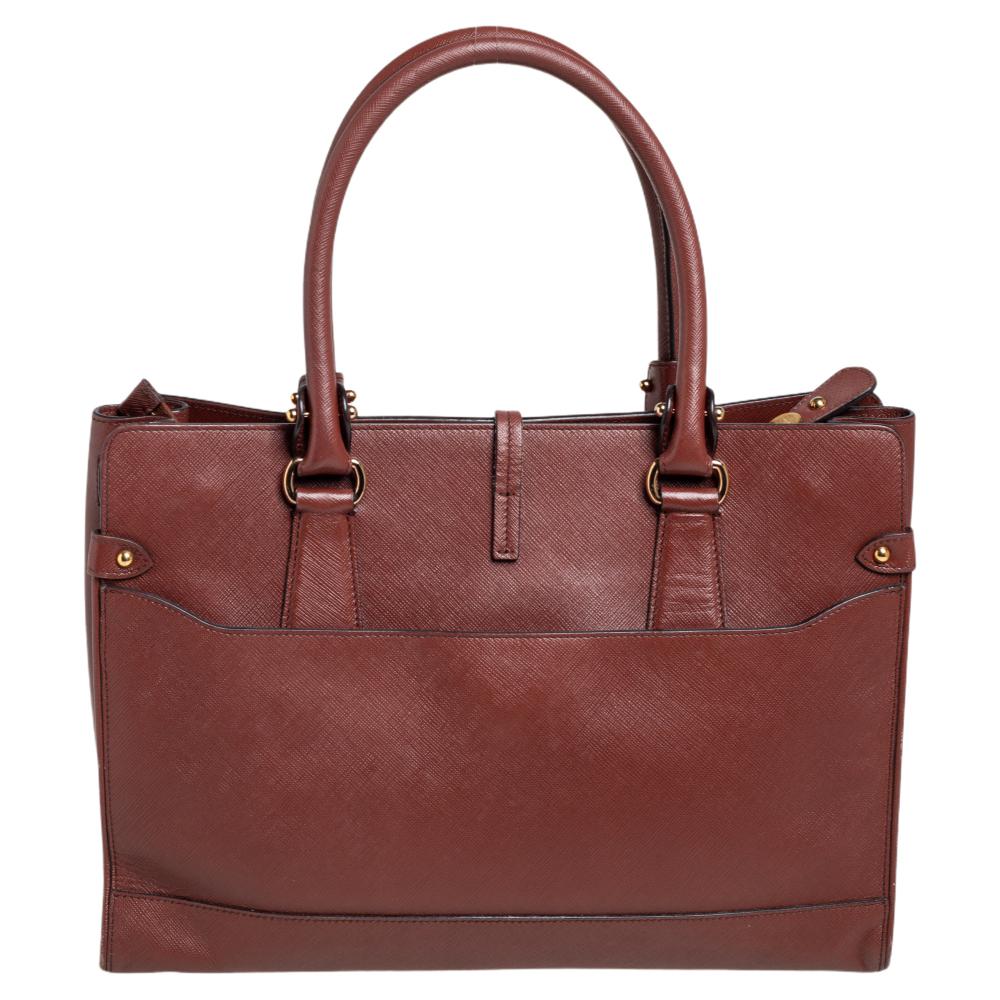 This Salvatore Ferragamo Batik tote has been crafted from brown leather. Made in Italy, the tote features gold-tone logo accents on the center and dual top handles. The fabric-lined interior is quite roomy and stows all your essentials dutifully.