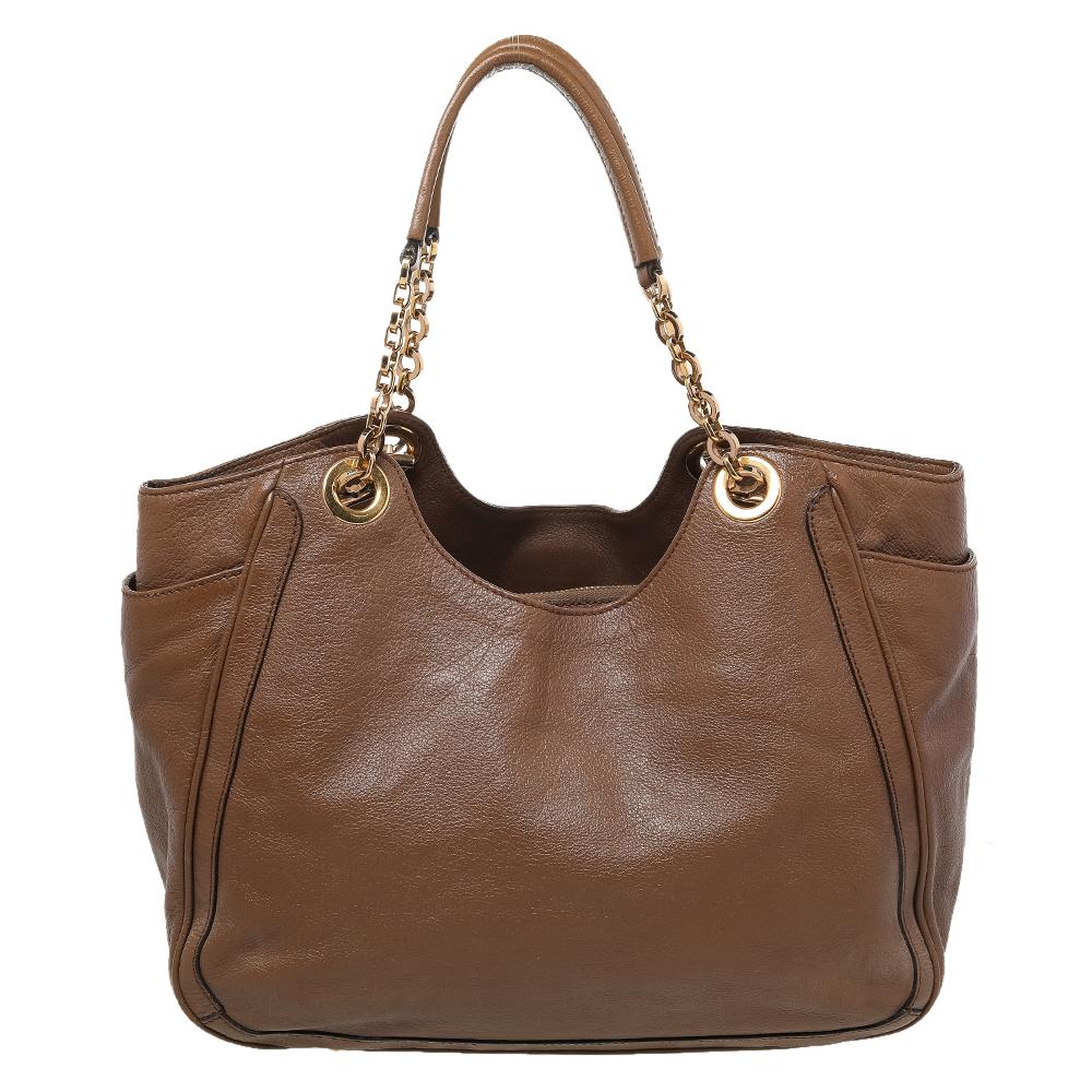 Ideal for everyday use, this tote is a Salvatore Ferragamo design. It is made from leather and equipped with a spacious lined interior and gold-tone hardware. The lovely bag is complete with two handles for easy carrying.