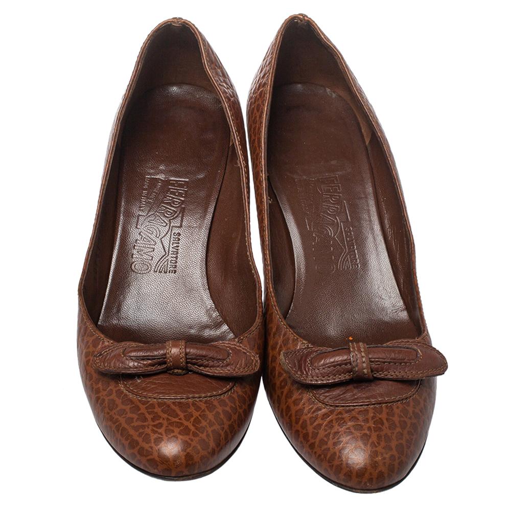 Salvatore Ferragamo Brown Leather Block Heel Pumps Size 38.5 In Good Condition For Sale In Dubai, Al Qouz 2