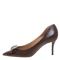 Salvatore Ferragamo Braune Pumps aus Leder mit Schleife und spitzer Zehe Größe 40,5