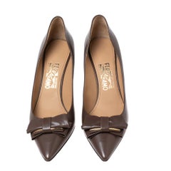 Salvatore Ferragamo Braune Pumps aus Leder mit Schleife und spitzer Zehe Größe 40,5