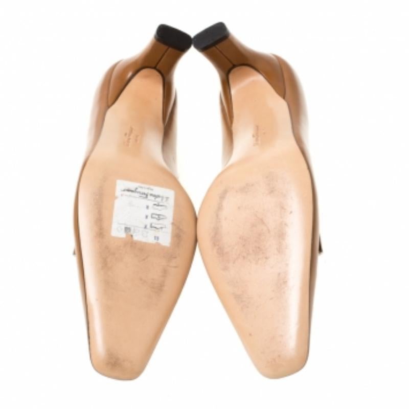 Marrone Salvatore Ferragamo Pumps in pelle marrone con dettaglio fibbia misura 38.5 in vendita
