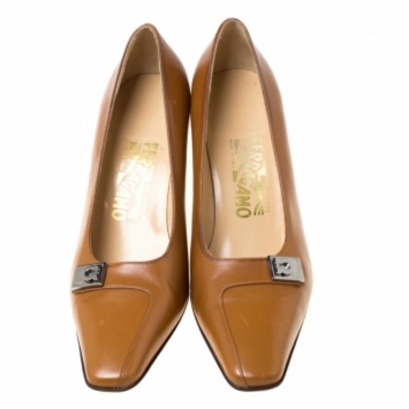 Donna Salvatore Ferragamo Pumps in pelle marrone con dettaglio fibbia misura 38.5 in vendita