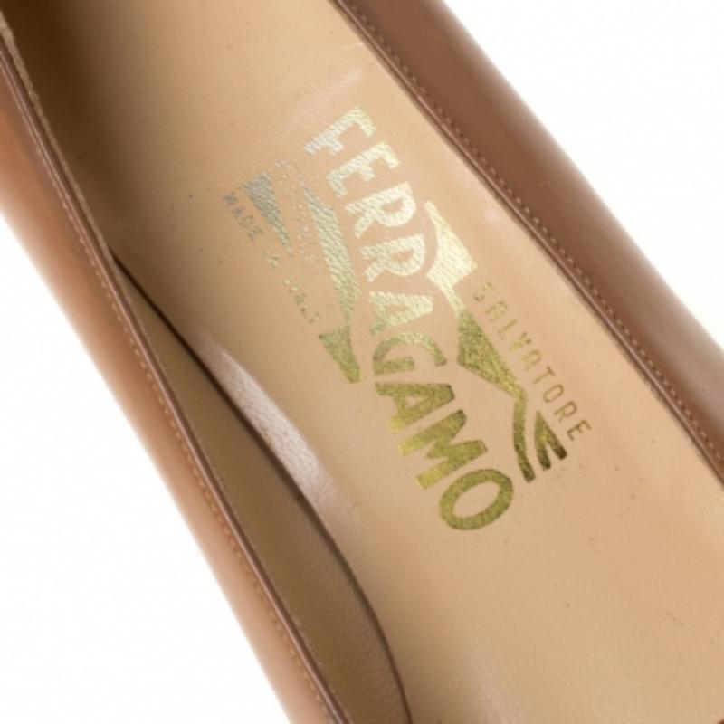 Salvatore Ferragamo Pumps in pelle marrone con dettaglio fibbia misura 38.5 in vendita 1
