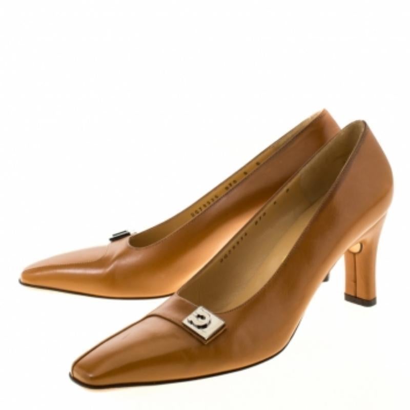 Salvatore Ferragamo Pumps in pelle marrone con dettaglio fibbia misura 38.5 in vendita 3