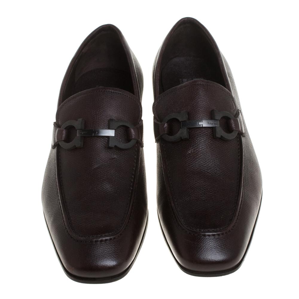 These Gancio loafers are one of Salvatore Ferragamo’s classic styles. This pair is crafted with luxurious brown leather and feature an almond toe design finished with the brand’s Gancio motifs on the uppers. The insoles of these loafers are lined