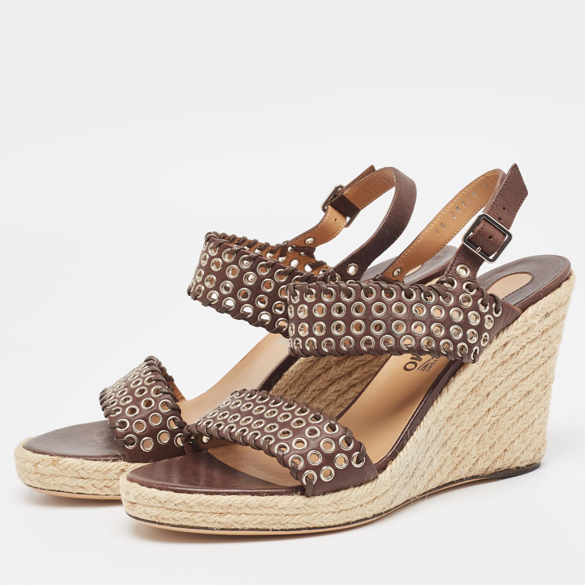 Complement your well-put-together outfit with these shoes by Salvatore Ferragamo. Set on wedge heels, they have an amazing construction for enduring quality and comfortable fit.