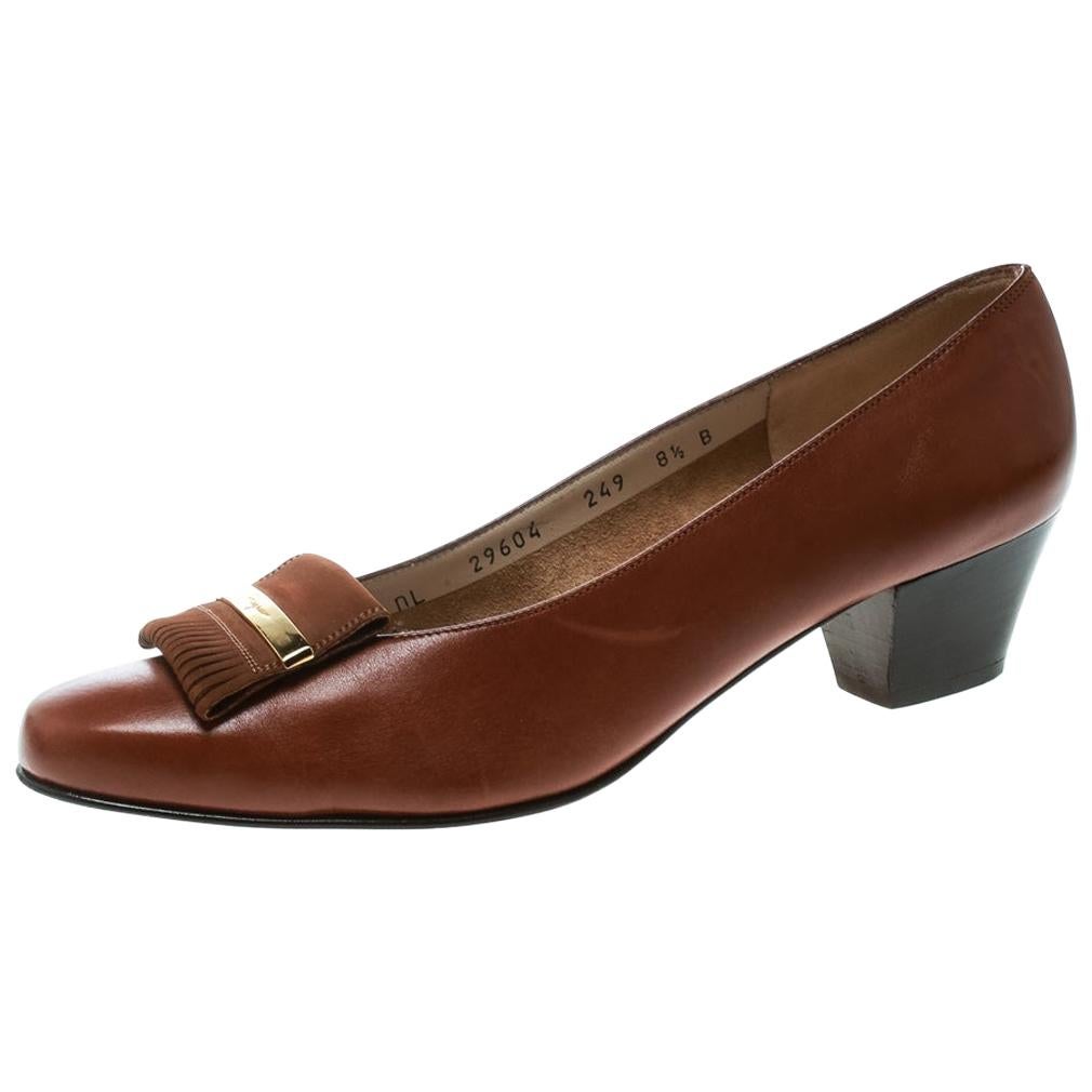 These brown pumps from Salvatore Ferragamo are simply amazing! They've been crafted from leather and styled with almond toes and a nubuck fringe trim and gold-tone hardware detailing on the vamps. They come equipped with comfortable leather lined