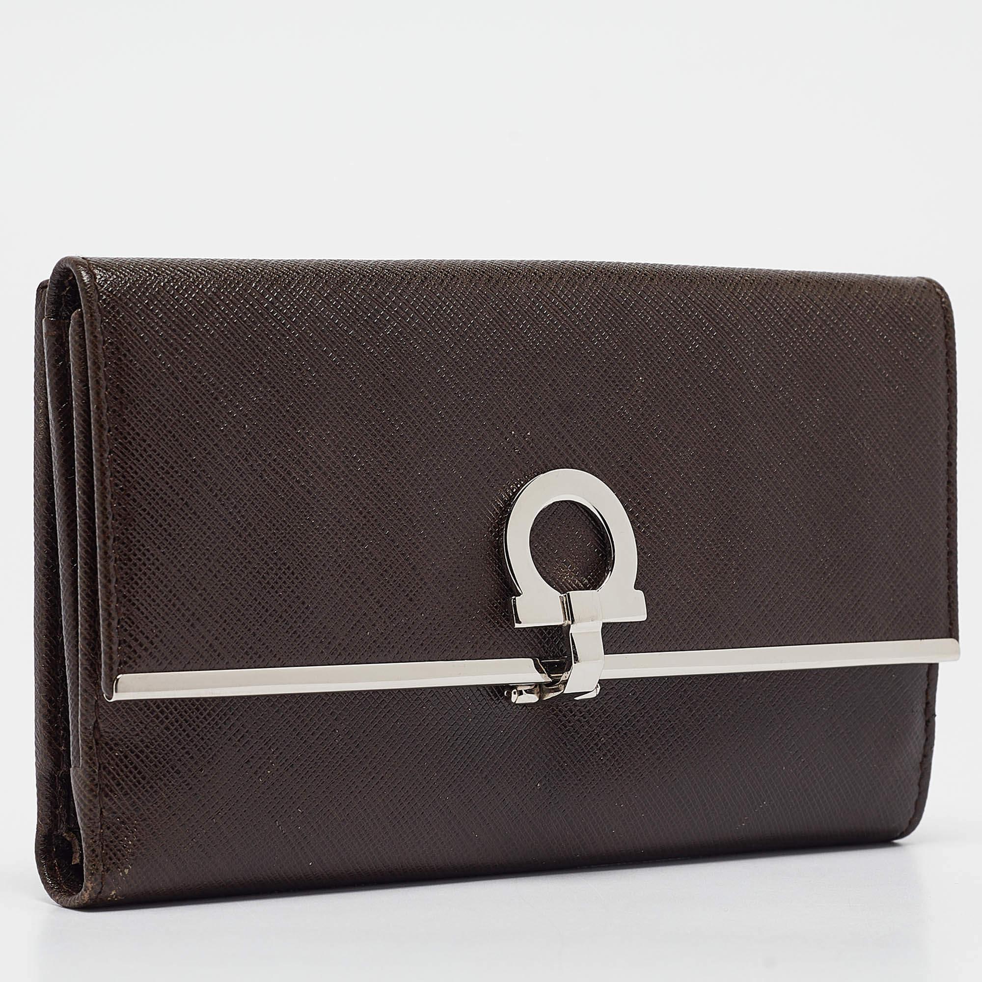 Salvatore Ferragamo Brown Leder Gancini Icona Continental Geldbörse im Zustand „Gut“ in Dubai, Al Qouz 2