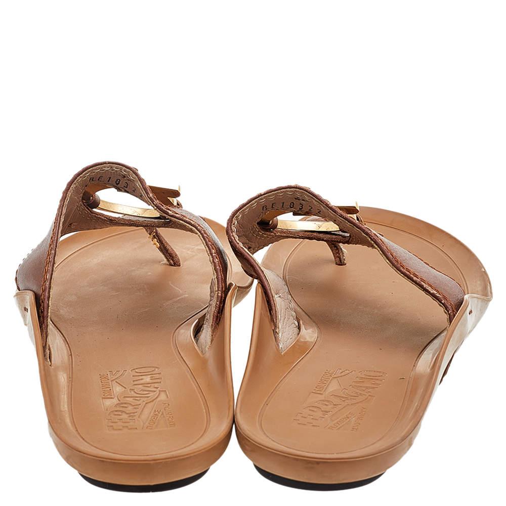 Slip into this brown-hued pair of Salvatore Ferragamo thong flat sandals for a casual day out. Crafted with leather in a thong style, they feature a gold-tone Gancini logo on the uppers and rubber insoles featuring the brand's famous label.

