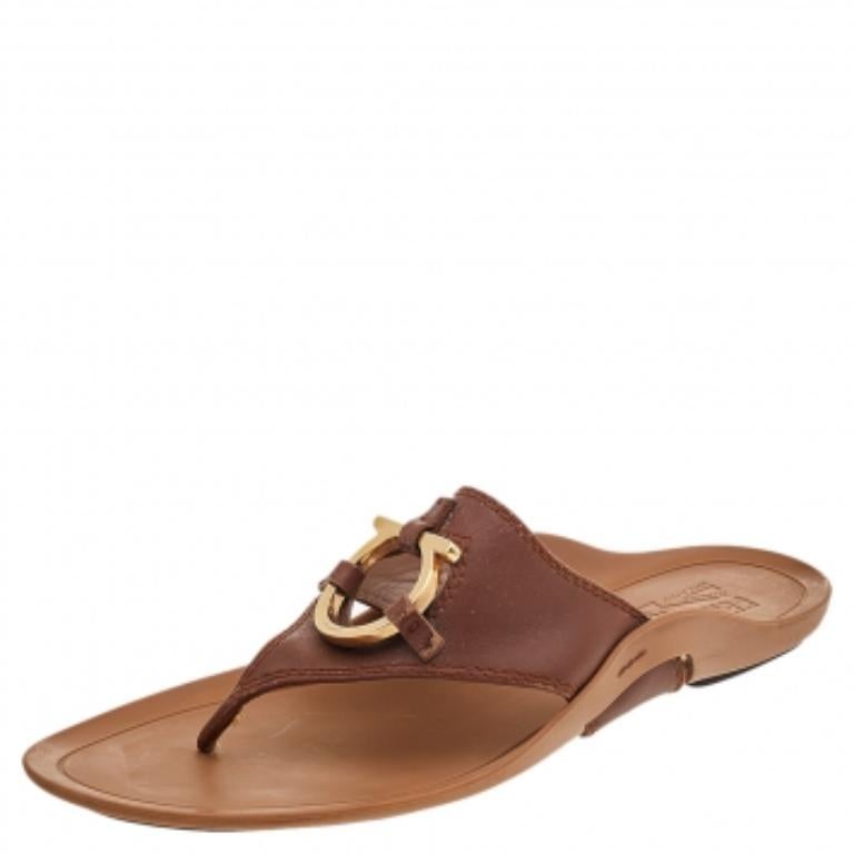 Salvatore Ferragamo Braun Leder Gancini Zehensteg Flats Größe 40 im Zustand „Gut“ im Angebot in Dubai, Al Qouz 2