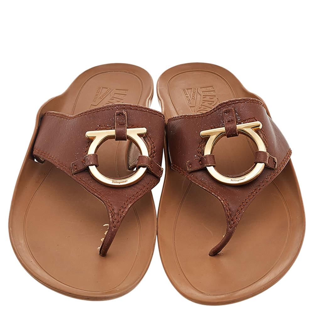 Salvatore Ferragamo Brown Leather Gancini Thong Flats Size 40 In Good Condition For Sale In Dubai, Al Qouz 2