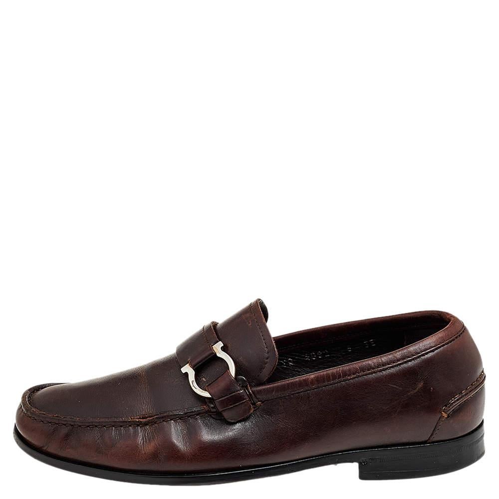 These Gancio loafers are one of Salvatore Ferragamo’s classic styles. This pair is crafted with luxurious leather and features the brand’s signature buckles. The insoles of these loafers are lined with leather for the comfort of your feet.

