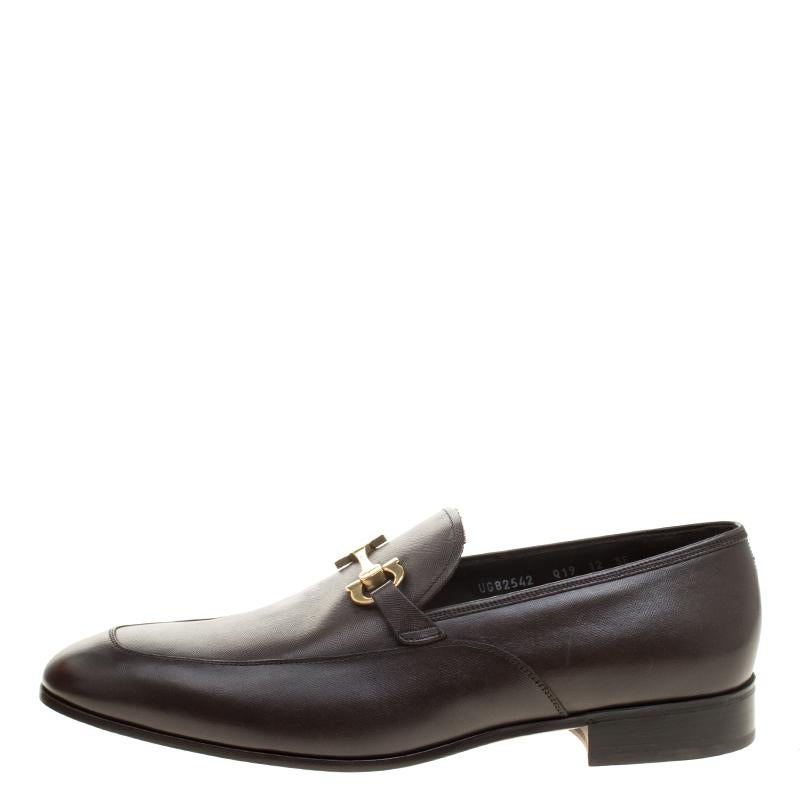 These loafers from Salvatore Ferragamo are sure to make you look suave, smart and very fashionable. Crafted with skill from leather, they flaunt a neat brown shade and a slip-on style with the signature Bit detailing on the uppers. With tough soles