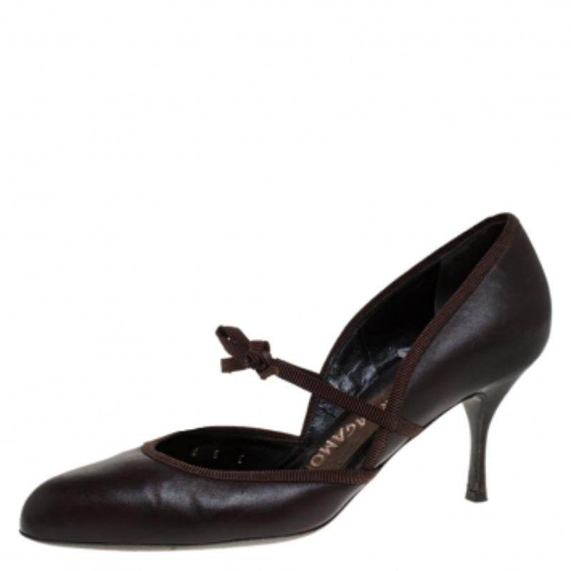 Ajoutez une touche de style classique à votre look avec ces escarpins en cuir. Offrez à vos pieds un grand confort et une grande stabilité lors de vos promenades avec cette paire de Salvatore Ferragamo. Ils sont de couleur marron, à bouts ronds et à
