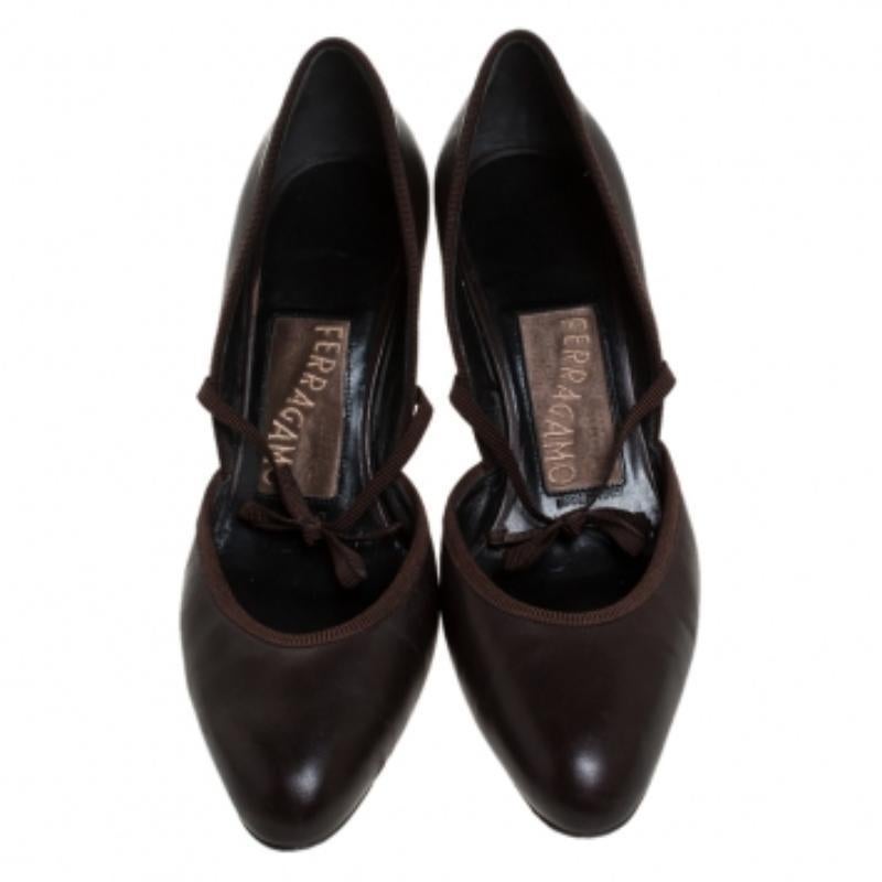 Salvatore Ferragamo Cuir marron Gros grain Bow Round Toe Pumps Size 36.5 en vente 1