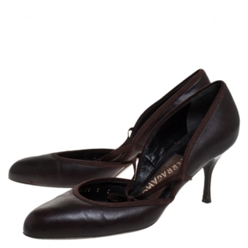 Salvatore Ferragamo Cuir marron Gros grain Bow Round Toe Pumps Size 36.5 en vente 2