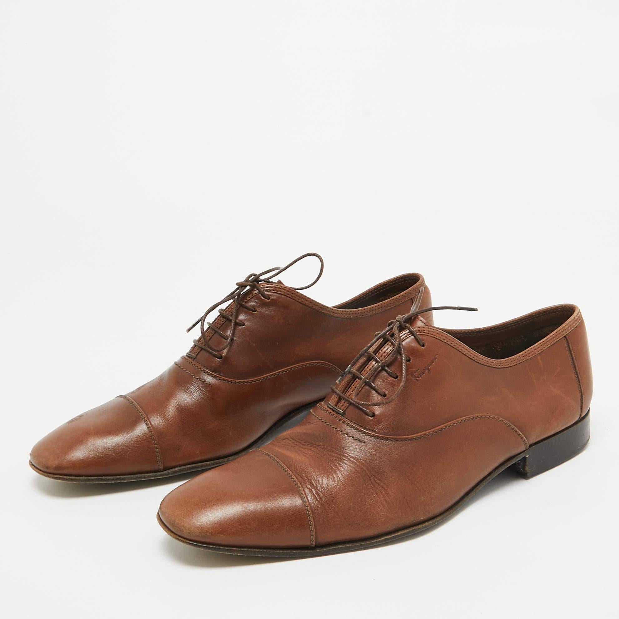 Youll find this pair of Salvatore Ferragamo oxfords for men an essential addition to your shoe collection. Crafted immaculately the shoes are constructed to give you a polished look.