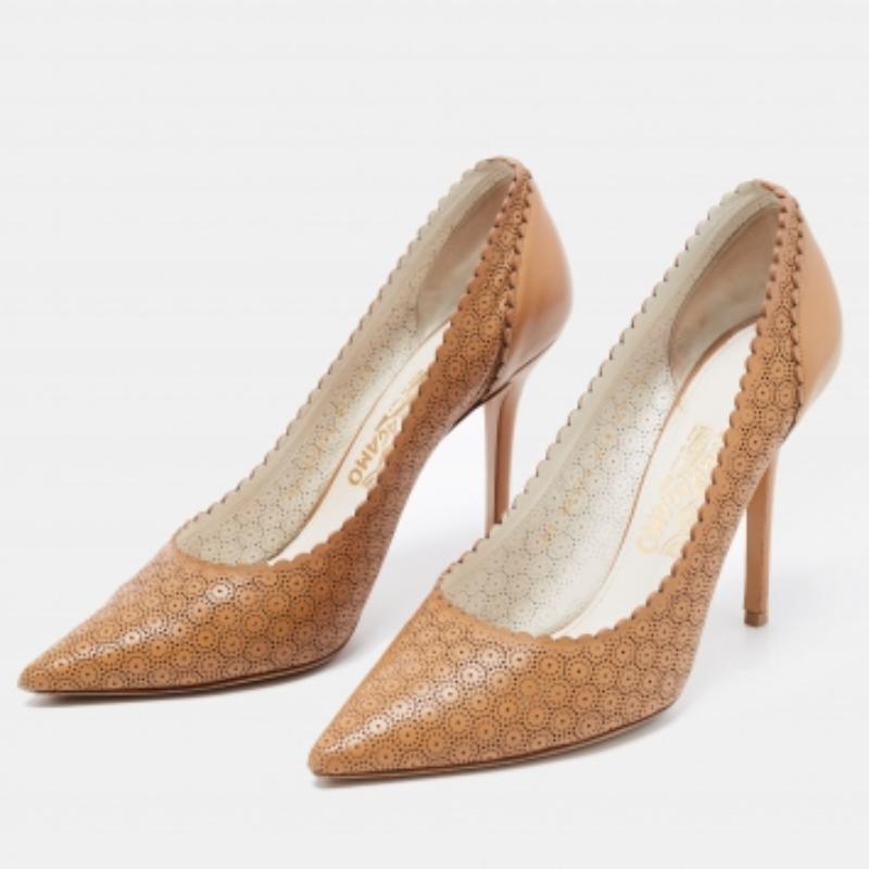 Salvatore Ferragamo Bombas de piel marrón con corte láser Talla 40.5 en Bueno estado para la venta en Dubai, Al Qouz 2