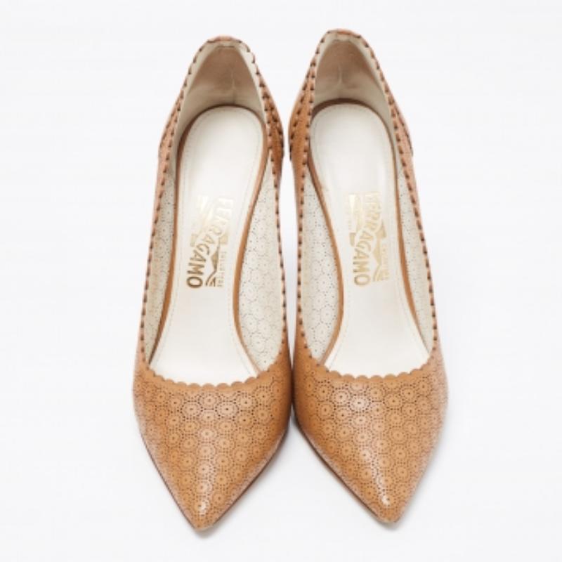 De las mujeres Salvatore Ferragamo Bombas de piel marrón con corte láser Talla 40.5 en venta