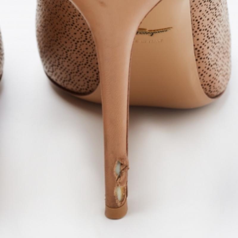 Salvatore Ferragamo Bombas de piel marrón con corte láser Talla 40.5 en venta 3