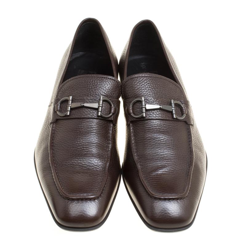 Equalling more comfort and style, these loafers from Salvatore Ferragamo are designed fabulously to impart an ultra-chic feel. These are rendered in brown leather and feature gunmetal-tone Horsebit detail on the uppers. Complete with leather-lined