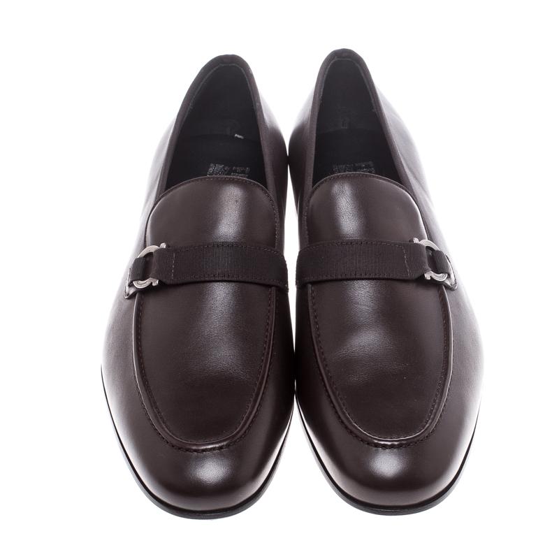 Crafted with skill from leather, these Salvatore Ferragamo loafers flaunt a neat brown shade and a slip-on style with the logo detailing on the uppers. With tough soles for maximum grip and comfort, these shoes are the perfect choice for the modern