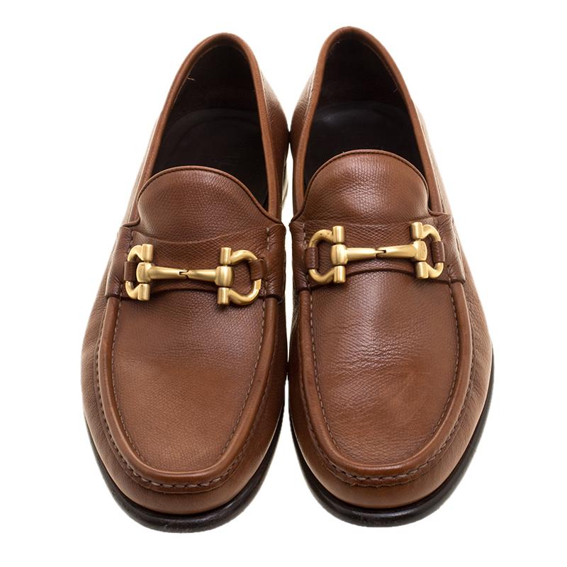 These loafers from Salvatore Ferragamo are sure to enhance your formal look to be more suave, smart and very fashionable. Crafted with skill from leather, they flaunt a neat brown shade and a slip-on style with the signature Bit detailing on the