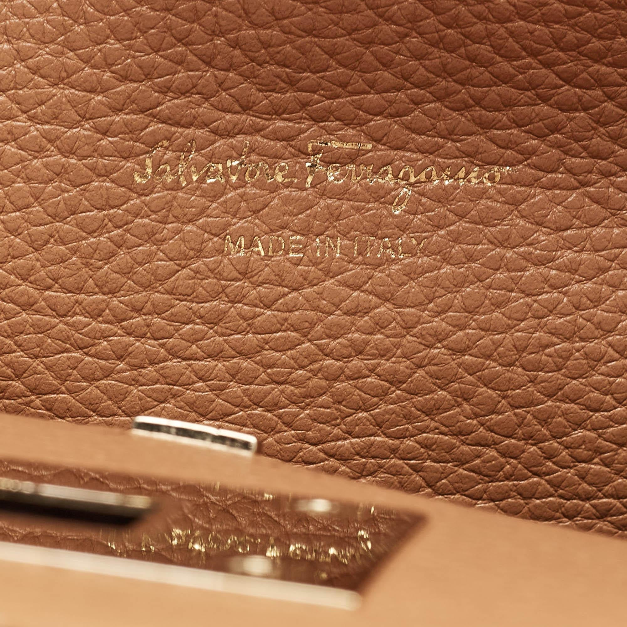 Salvatore Ferragamo Brown Leather Medium Studio Tote en vente 7
