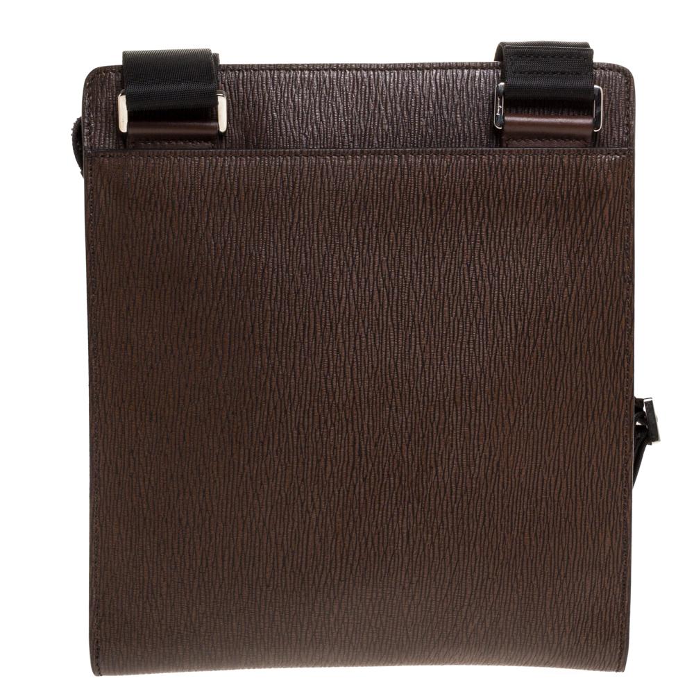 This stylish messenger bag from Salvatore Ferragamo comes made from brown leather and features the brand label and a zip pocket on the front. It also comes with an adjustable shoulder strap and a spacious interior lined with nylon.

Includes: