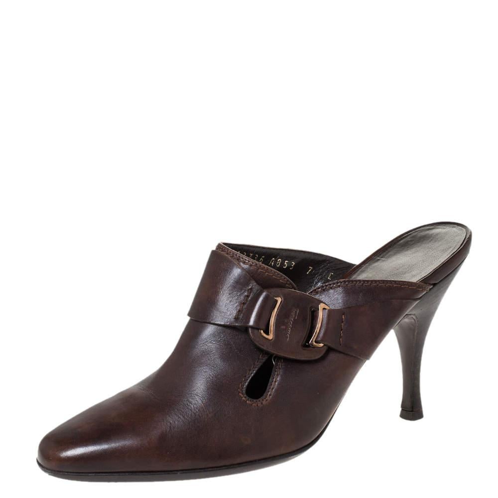 These fashionable mules from Salvatore Ferragamo will give your entire ensemble a makeover. Crafted with leather, this pair features covered toes, 9 cm heels and comfortable leather soles. These brown mules come with bronze-tone hardware, leather