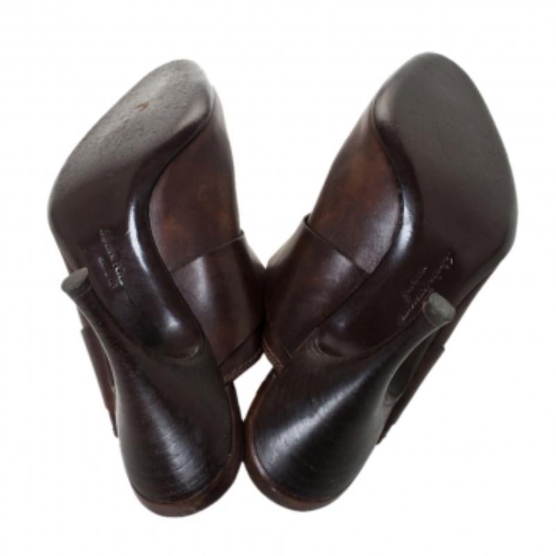 Ces mules tendance de Salvatore Ferragamo donneront un coup de jeune à l'ensemble de votre tenue. Confectionnée en cuir, cette paire présente des orteils couverts, des talons de 9 cm et des semelles en cuir confortables. Ces mules marron sont dotées