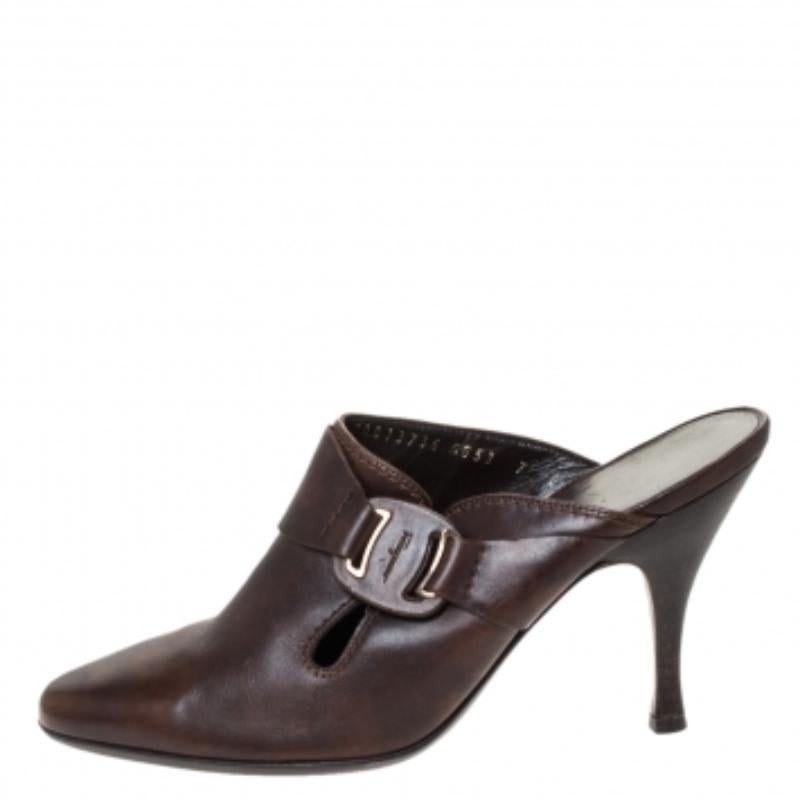 Salvatore Ferragamo Mule en cuir Brown Taille 37.5 Bon état - En vente à Dubai, Al Qouz 2