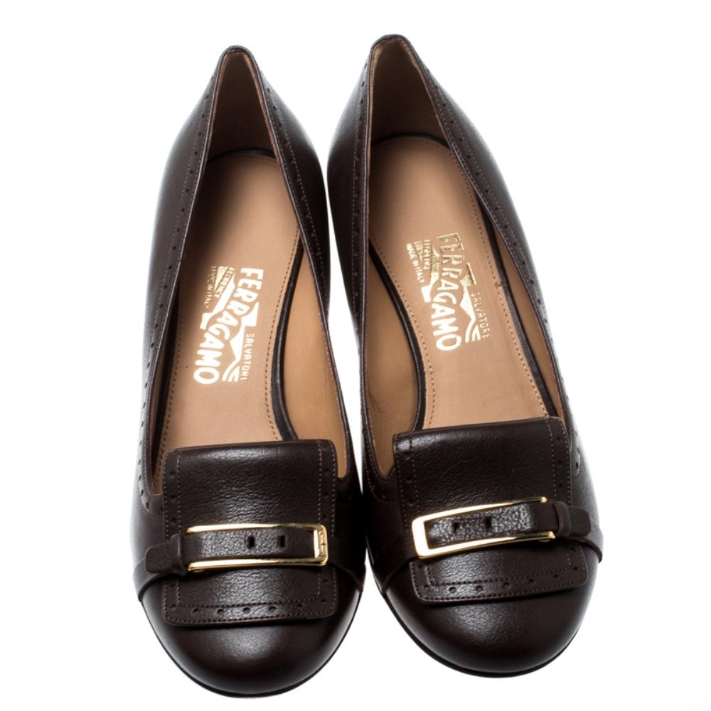 These brown pumps made from premium quality leather reflect comfortable fashion and classic style. Designed to excellence, this pair is from the leading luxury house of Salvatore Ferragamo, and it arrives like a loafer but with short block