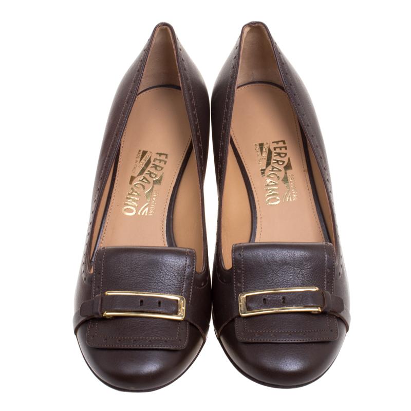 Super-comfy and loaded with style, this pair of pumps by Salvatore Ferragamo will effortlessly complement your formal outfits or workwear. They've been crafted from leather and styled with round toes, 4 cm heels, and buckles on the