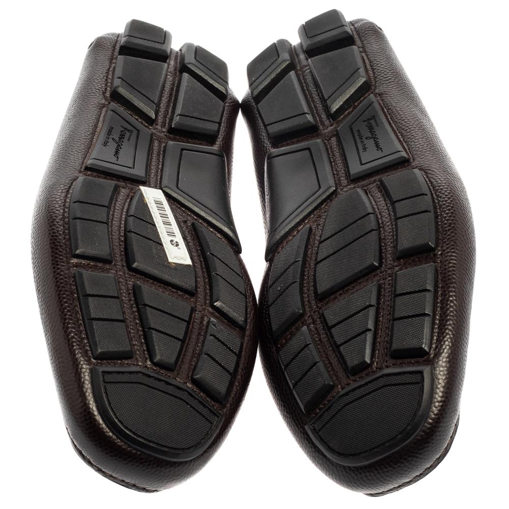 Salvatore Ferragamo Brown Leather Parigi Gancini Slip On Loafers Size 40 In New Condition In Dubai, Al Qouz 2